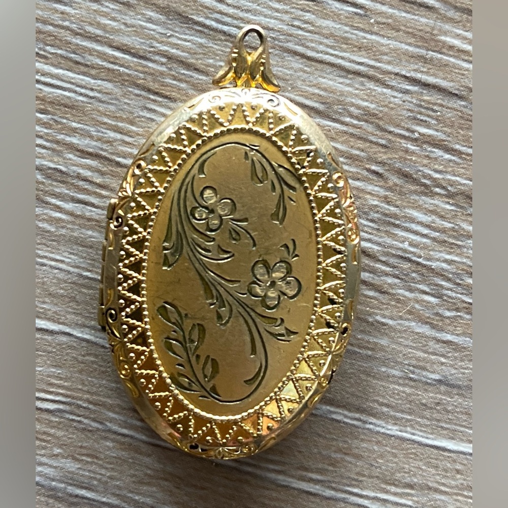 Vintage Gold Floral Engraved Locket Pendant